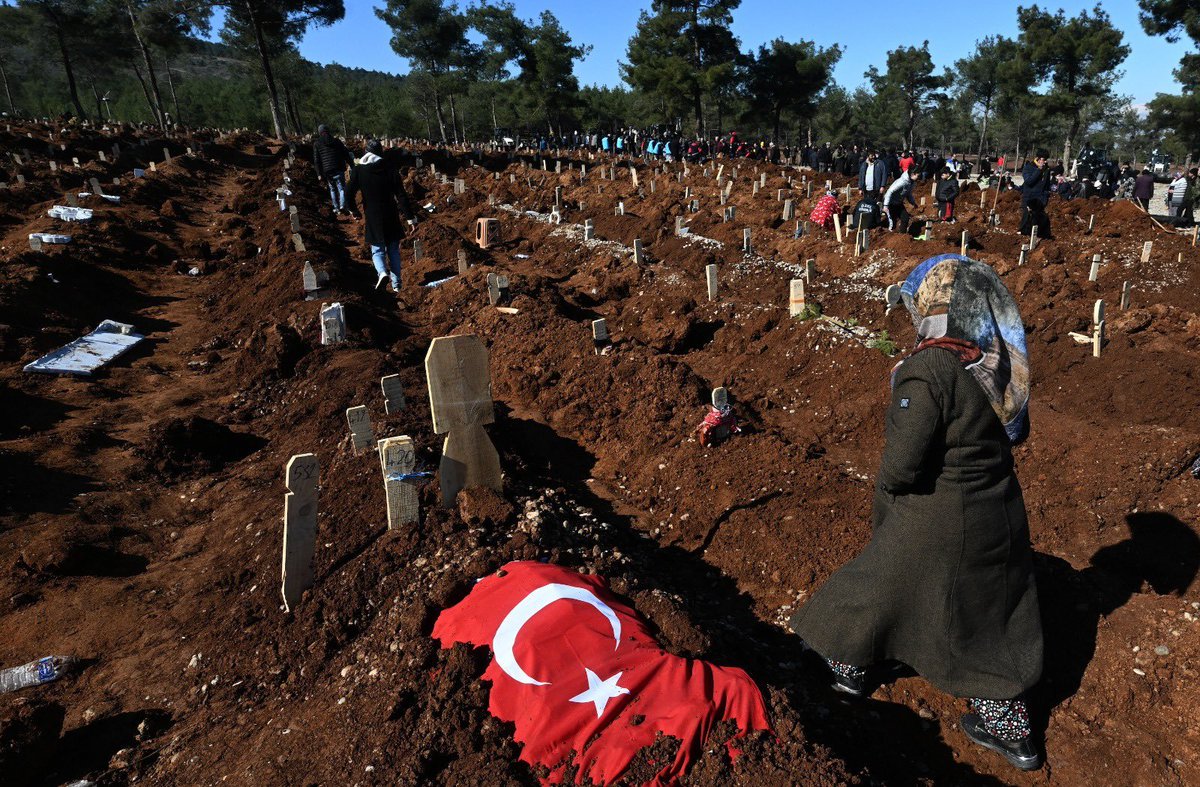 MarianoGiustino's tweet photo. Un nuovo cimitero a #Kahramanmaraş per dare sepoltura alle migliaia di vittime del terremoto.
La tragedia è immensa, 17.674 morti

@RadioRadicale #Turchia https://t.co/8pzQiH803A