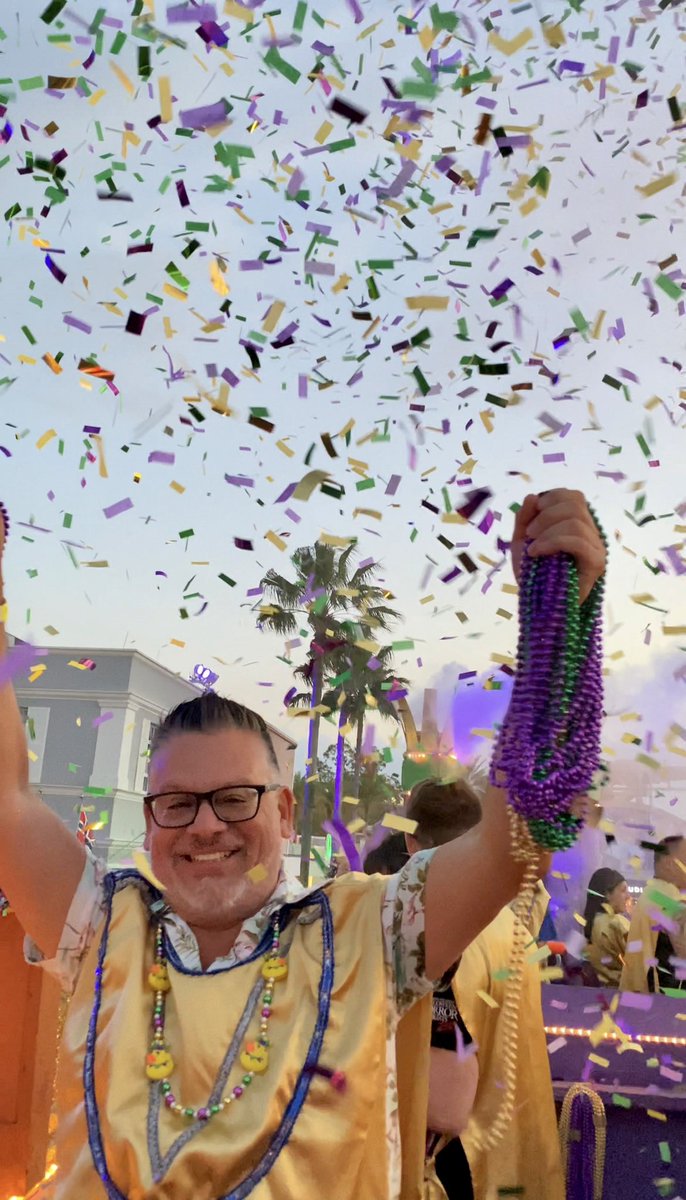 itsmr312's tweet photo. #UOFistBump to Sonya our team lead. She was amazing! @UniversalORL #MardiGras2023 https://t.co/H2DIHwMlth