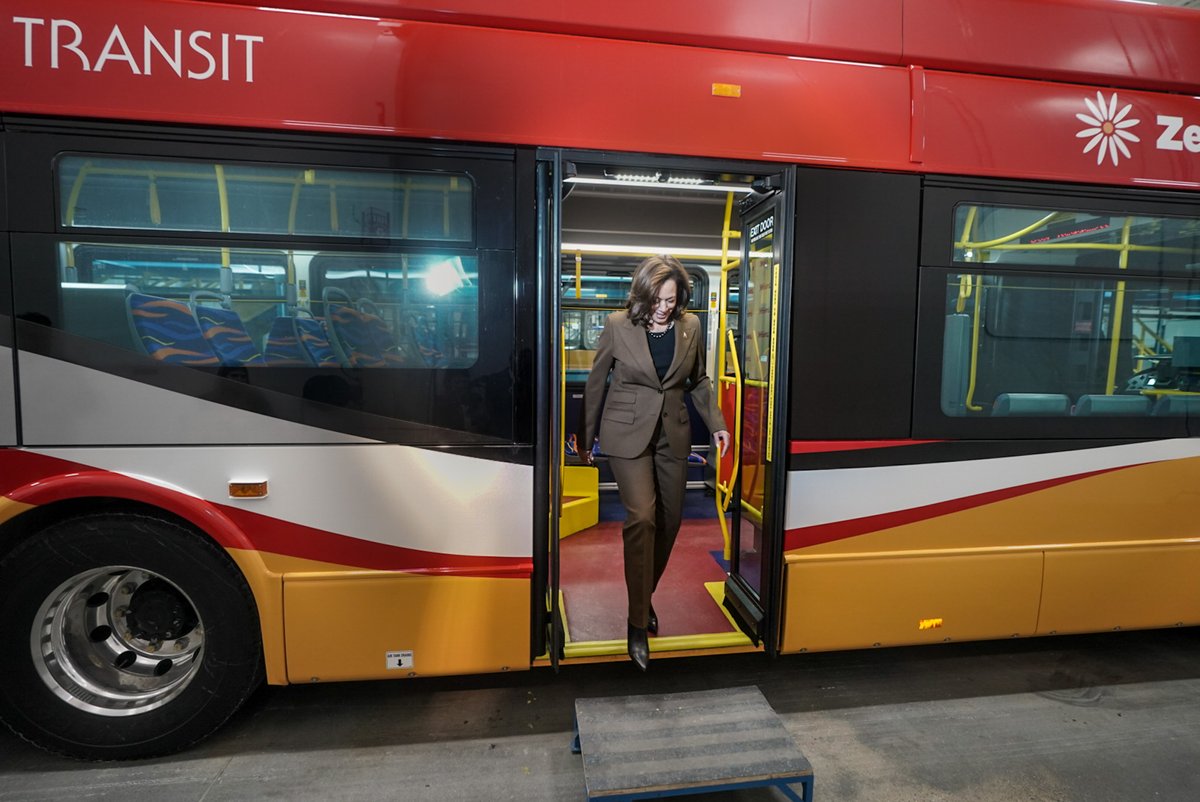 VP46Archive's tweet image. Electric buses mean cleaner air and a healthier future for all. They also mean jobs. 

In the last 6 months, we’ve created more than 100,000 clean energy jobs by investing in climate solutions like the electric buses I toured today in St. Cloud, Minnesota.