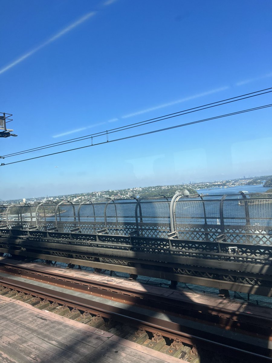 MegMallin's tweet photo. Kudos to the driver on my morning commute!  Even gave some commentary about the weather forecast when travelling over the bridge!! #ValueAdd https://t.co/qlmABoHcsP