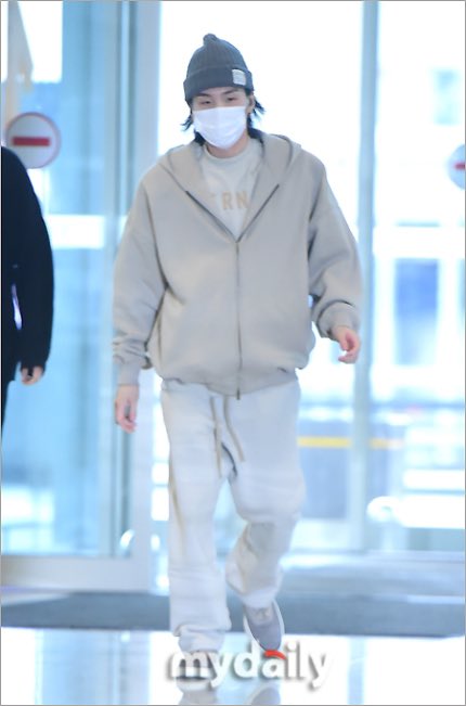 bora (rest) on X: Press photos of Yoongi at Incheon Airport on his way to  Thailand. Have a safe flight!!! @BTS_twt #BTS #방탄소년단 #SUGA   / X