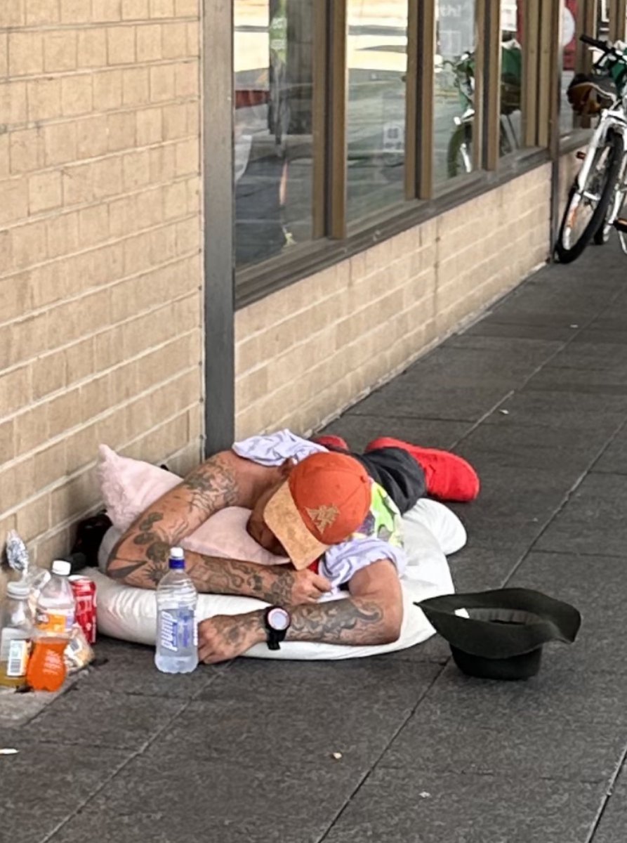 LePhuochai's tweet photo. … Điều mà dưới thời cựu thủ tướng Scott Morrison, @ScottyFromMktg KHÔNG THẤY, chỉ thấy mấy tháng nay dưới thời Anthony Albanese, @AlboMP 

Dân chúng NGƯỜI ÚC có buồn không??

#Australia #Melbourne https://t.co/FtD2pm2Gac