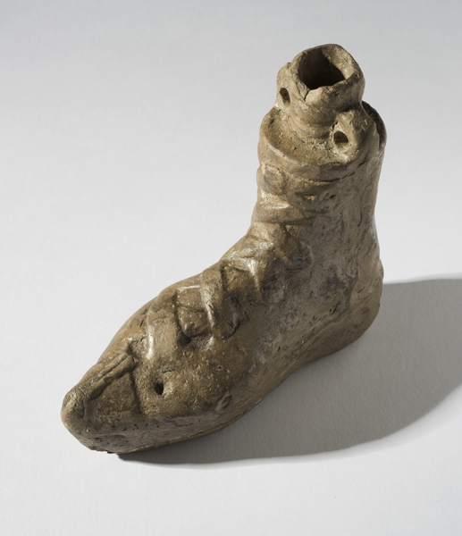 MacquarieMuseum's tweet photo. Our #objectoftheday today is MU3255, a #skeuomorph flask moulded as a foot wearing the #caliga (a cross-laced boot) that were worn by #centurions.
A #skeuomorph is an object that retains practical design features as ornament (such as electric lights shaped like candles!) #MUHM https://t.co/I1J6iU7P9e
