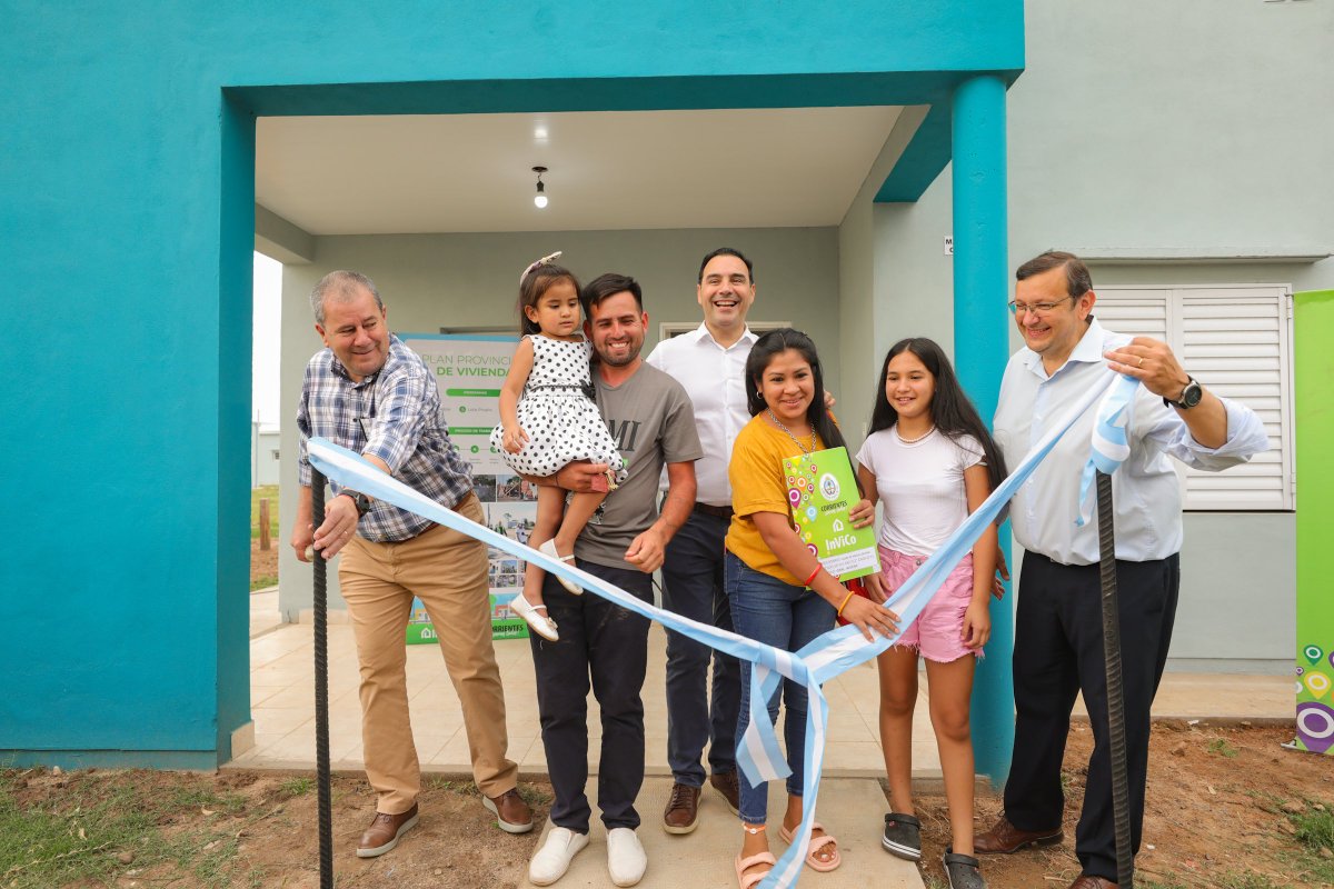 gustavovaldesok's tweet photo. ¡Felicidad plena! Con mucha alegría, 50 familias de #Alvear recibieron las llaves de su casa propia, trabajos que fueron complementados con iluminación LED, veredas y cordón cuneta para otorgarle una mejor circulación al barrio. Y no es todo, ¡anunciamos 44 viviendas más! https://t.co/fdwuwPFH08