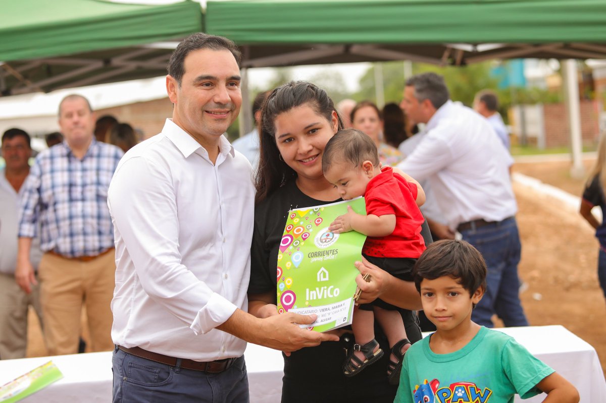 gustavovaldesok's tweet photo. ¡Felicidad plena! Con mucha alegría, 50 familias de #Alvear recibieron las llaves de su casa propia, trabajos que fueron complementados con iluminación LED, veredas y cordón cuneta para otorgarle una mejor circulación al barrio. Y no es todo, ¡anunciamos 44 viviendas más! https://t.co/fdwuwPFH08