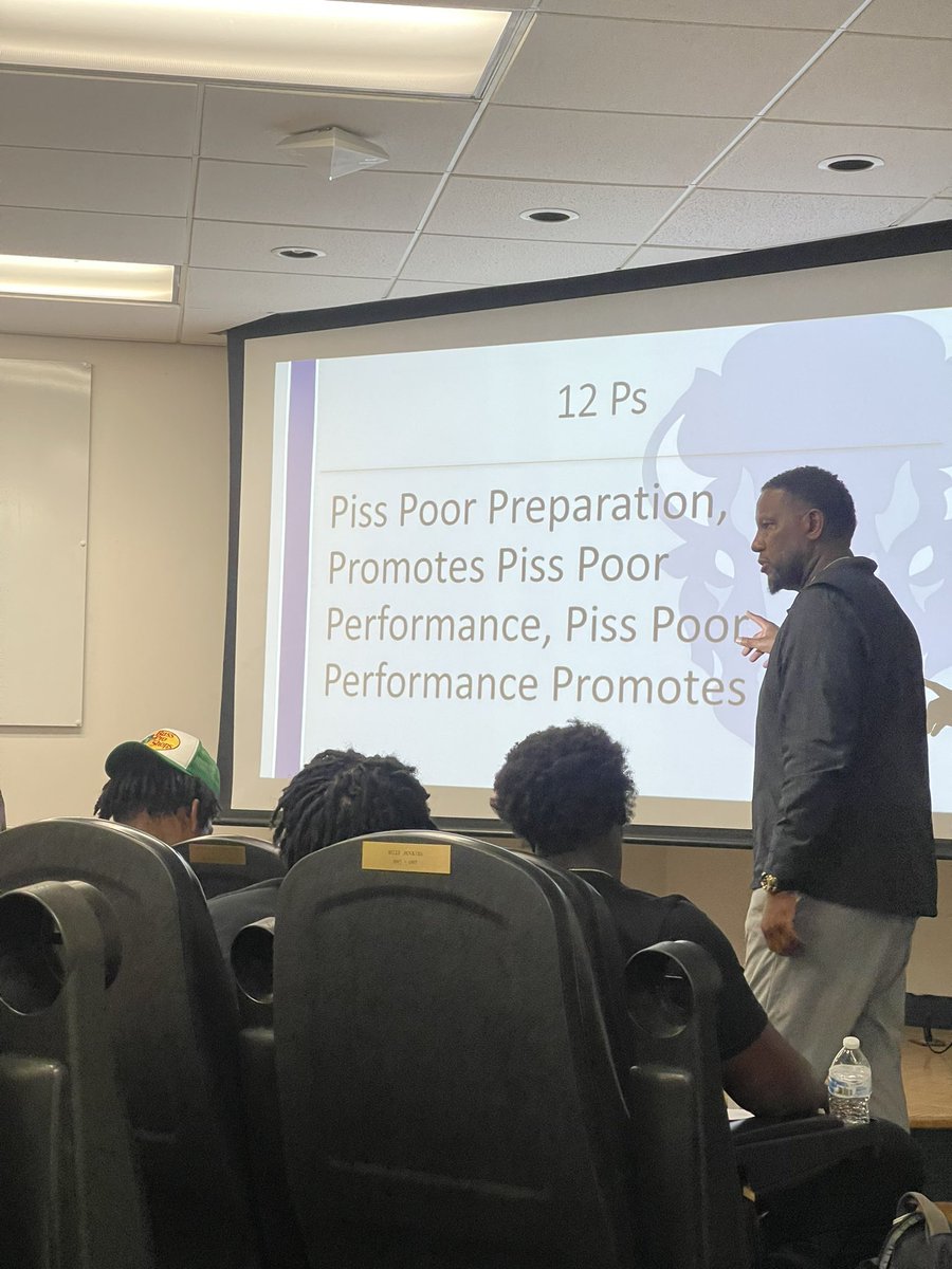 HUBISONFOOTBALL's tweet photo. Real Talk Thursday | It's our first #RealTalkThursday of the year and our first speaker was our very own Coach Scott to talk about Creating A Daily Plan.
#STMDT
#CompetitiveExcellence
#HUBisonFootball https://t.co/ircBVyodMX