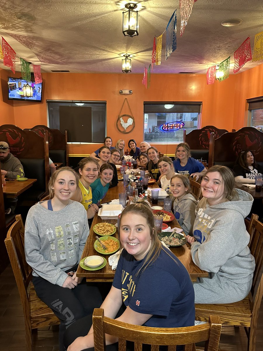 Thank you to @AthleticPhilo for providing our team meal tonight at El Palenque. #tourneytime @PhiloAD @Philogirlsbball