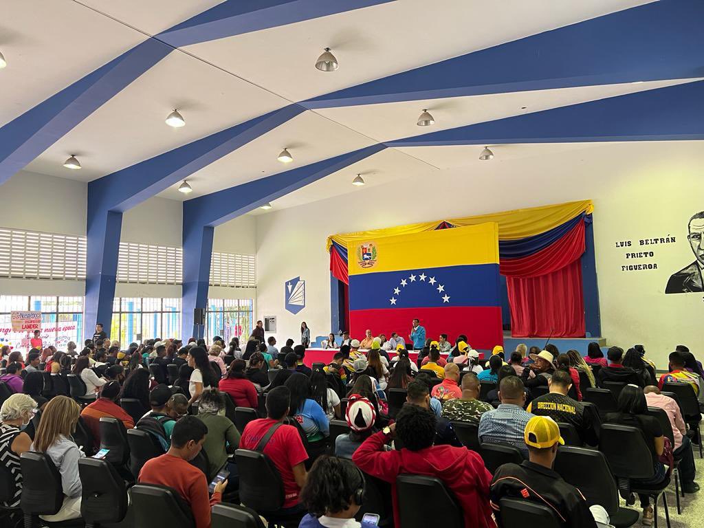 Galindez_vzla's tweet photo. La fuerza amorosa de los movimientos sociales se activa para seguir construyendo la bonita #Venezuela // Hoy también acompañamos a la dirigencia social en tremenda asamblea del Congreso de la Nueva Época del estado Miranda.

@NicolasMaduro @PartidoPSUV https://t.co/7iVsI7fh6Z