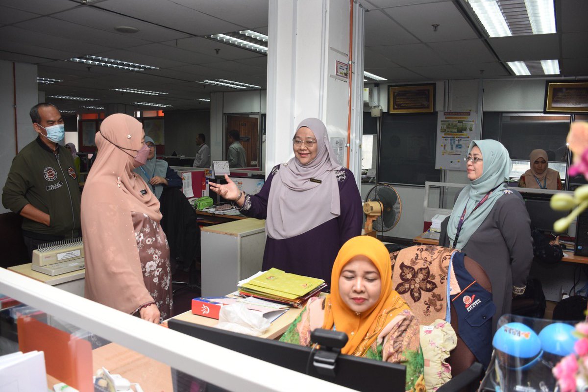 DOSM_Kelantan's tweet photo. Selepas sesi taklimat selesai, YBrs. TKP SPT telah membuat lawatan kerja ke DOSM Kelantan dan mengadakan sesi bertemu mata dengan seluruh warga DOSM Kelantan melalui lawatan beliau ke setiap Seksyen.
#Dosmkelantan
#StatsMalaysia
#OpenDOSM
#ARC2023
#StatistikNadiKehidupan https://t.co/65SwEcxYJb