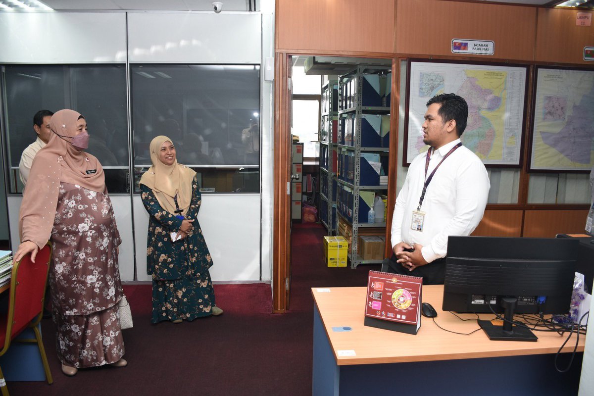 DOSM_Kelantan's tweet photo. Selepas sesi taklimat selesai, YBrs. TKP SPT telah membuat lawatan kerja ke DOSM Kelantan dan mengadakan sesi bertemu mata dengan seluruh warga DOSM Kelantan melalui lawatan beliau ke setiap Seksyen.
#Dosmkelantan
#StatsMalaysia
#OpenDOSM
#ARC2023
#StatistikNadiKehidupan https://t.co/65SwEcxYJb