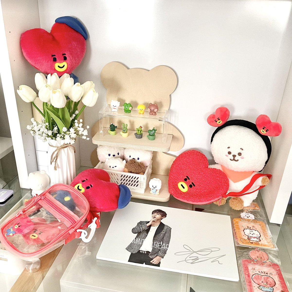 sellvbear's tweet photo. 💟BTS V signed 2015 wake up panel 
Offer > $500
💟Tata happy camp plush (new) $25
💟Tata clear bag (used) $25 
💟RJ/Tata pc holder (new) $15 each 
💟Tata pouch (used) $7 

 https://t.co/nTlUcID1rQ https://t.co/g0cePpaD5k