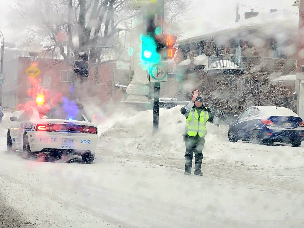 CoalitionParcEX's tweet photo. Even in the unbearable weather our Police force r doing their job with passion. There was bunch of school kids who were unable to cross the street this evening. Then this gentleman came along with straight 45 minutes helping them! Hats off heros
#SPVM #Respect #montreal #Quebec https://t.co/P0jKzUFRFh