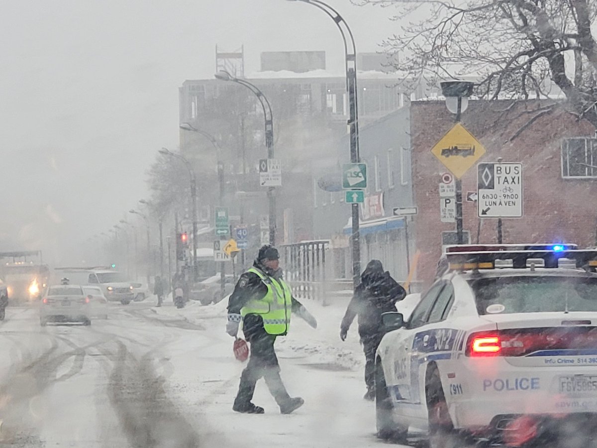 CoalitionParcEX's tweet photo. Even in the unbearable weather our Police force r doing their job with passion. There was bunch of school kids who were unable to cross the street this evening. Then this gentleman came along with straight 45 minutes helping them! Hats off heros
#SPVM #Respect #montreal #Quebec https://t.co/P0jKzUFRFh