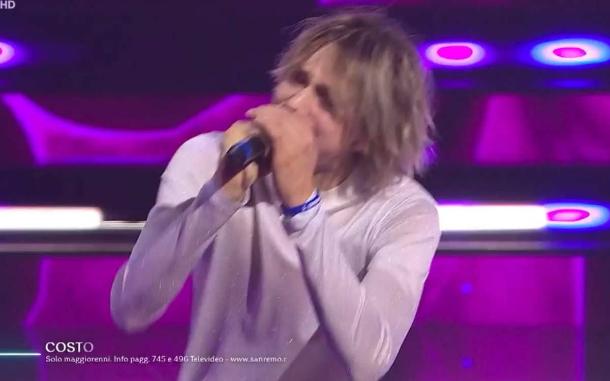 trovarsi's tweet photo. GIANMARIA CHE SCENDE LE SCALE CON OUTFIT TOTAL WHITE, UKULELE, BRACCIALE E INSERISCE LA PAROLACCIA NEL TESTO LUI HA PROPRIO DETTO ENTRO SPACCO VI FACCIO PUNTI AL FANTASANREMO ED ESCO😭😭😭 #sanremo2023 #fantasanremo2023 https://t.co/Xnoqq8PBII