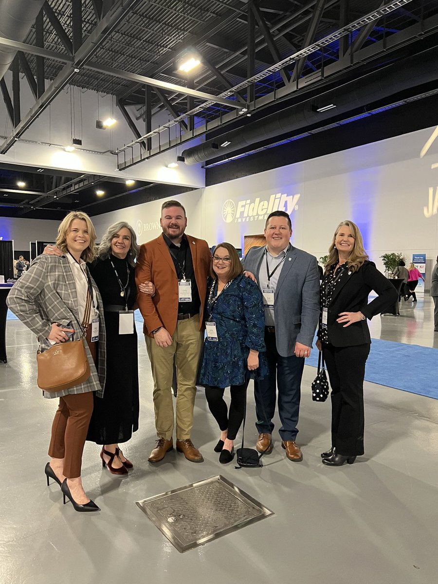 WGUAlisonBell's tweet photo. Fantastic night at the Kentucky Chamber dinner @GeraldNeal33 @AndyBeshearKY @KyChamber @KyleUtter1 @marieINindiana @kristacspencer @Jelda_Hostetler @CoreyElliot @DSween72 @bcgesterburton1 https://t.co/Me7LIXHPPt