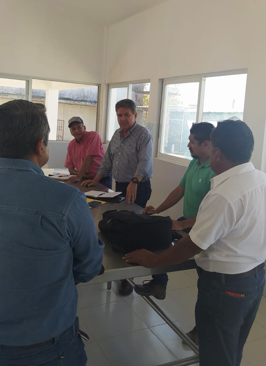 SEFADER_GobOax's tweet photo. Personal de la Dirección de Pesca en coordinación con el #Cosia y el Mpio. de Tapanatepec, se reúnen con el Director de Infraestructuras de la @Conapesca, Jorge Avilés; revisan el proyecto de rehabilitación de la U.B.I., en beneficio de las y los pescadores de la población. https://t.co/3b34mQYwH3