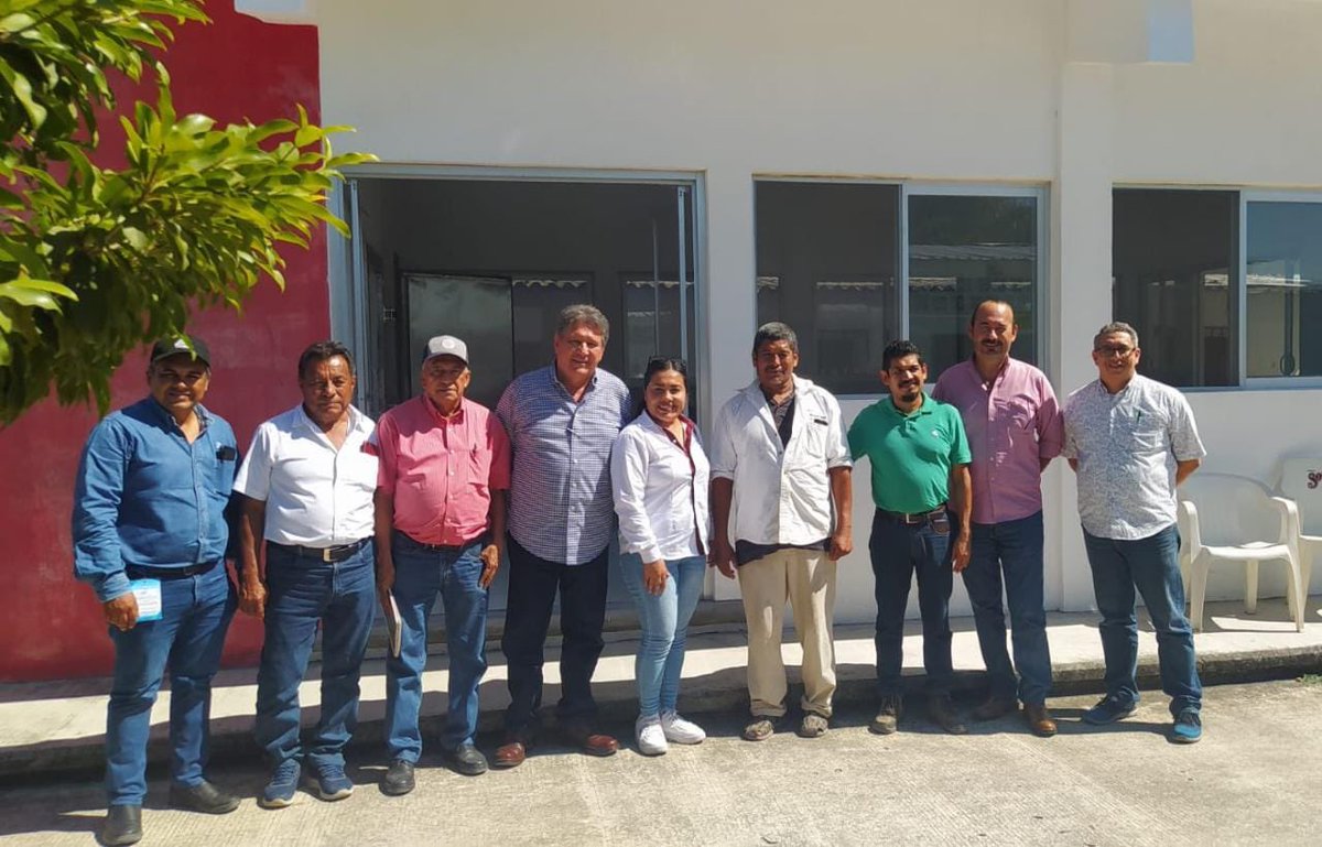 SEFADER_GobOax's tweet photo. Personal de la Dirección de Pesca en coordinación con el #Cosia y el Mpio. de Tapanatepec, se reúnen con el Director de Infraestructuras de la @Conapesca, Jorge Avilés; revisan el proyecto de rehabilitación de la U.B.I., en beneficio de las y los pescadores de la población. https://t.co/3b34mQYwH3