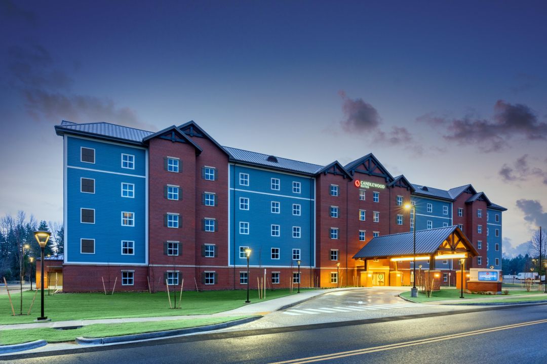 This week's TBT is the fabulous Candlewood Suites, a military residence in Joint Base Lewis-McChord, Washington. At 74,000 SF, this hotel was the third mass timber hotel designed and completed by @Lendlease.  Learn more zcu.io/rUKd

@ThinkWood  #masstimber