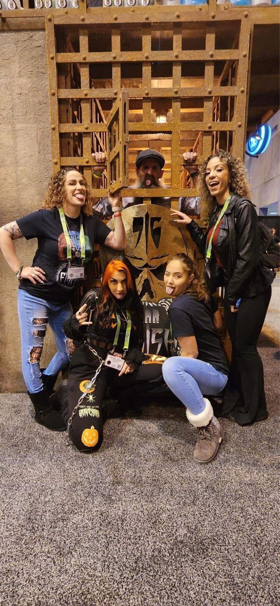 Ms_Motivator's tweet photo. Had a blast with #MyBoos at #Transworld #LatePost https://t.co/chtlonOVNT