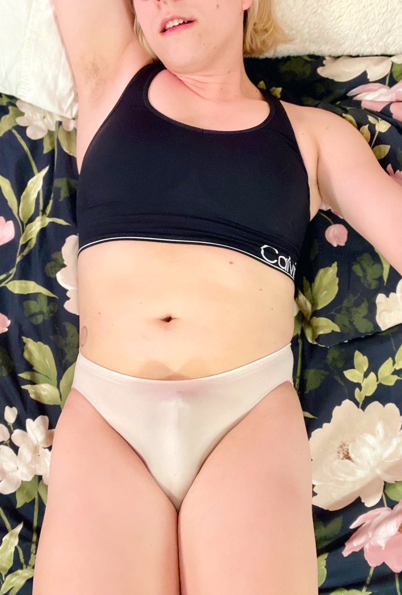 wow what if I hit 1k followers and reveal what's hidden? rt if you hope it's a n*ntendo switch 😳