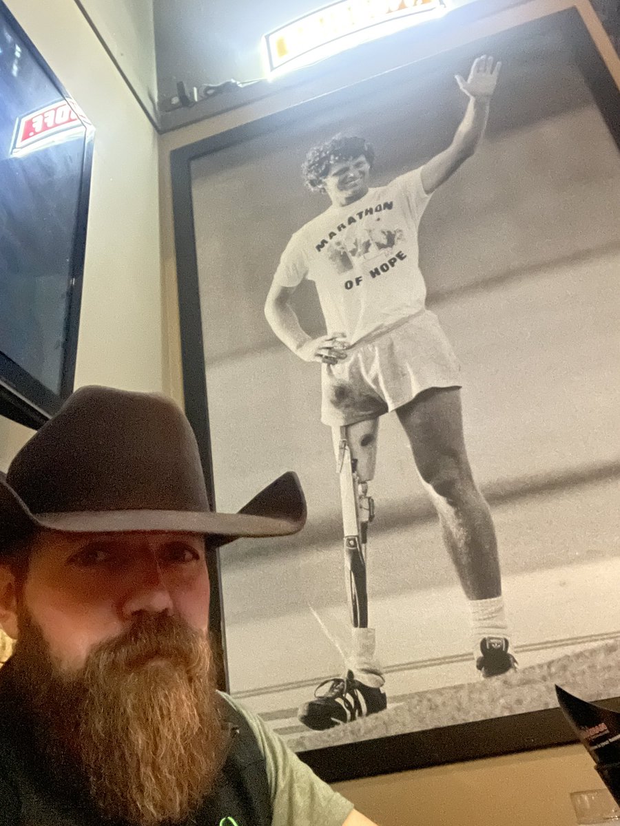 Eating some 🇨🇦 beef at <a href="/CanadianBhouse/">TheCanadianBrewhouse</a> with my hero’s pic on the wall.  This place screams CANADA 🇨🇦❤️

#Legend
#TerryFox