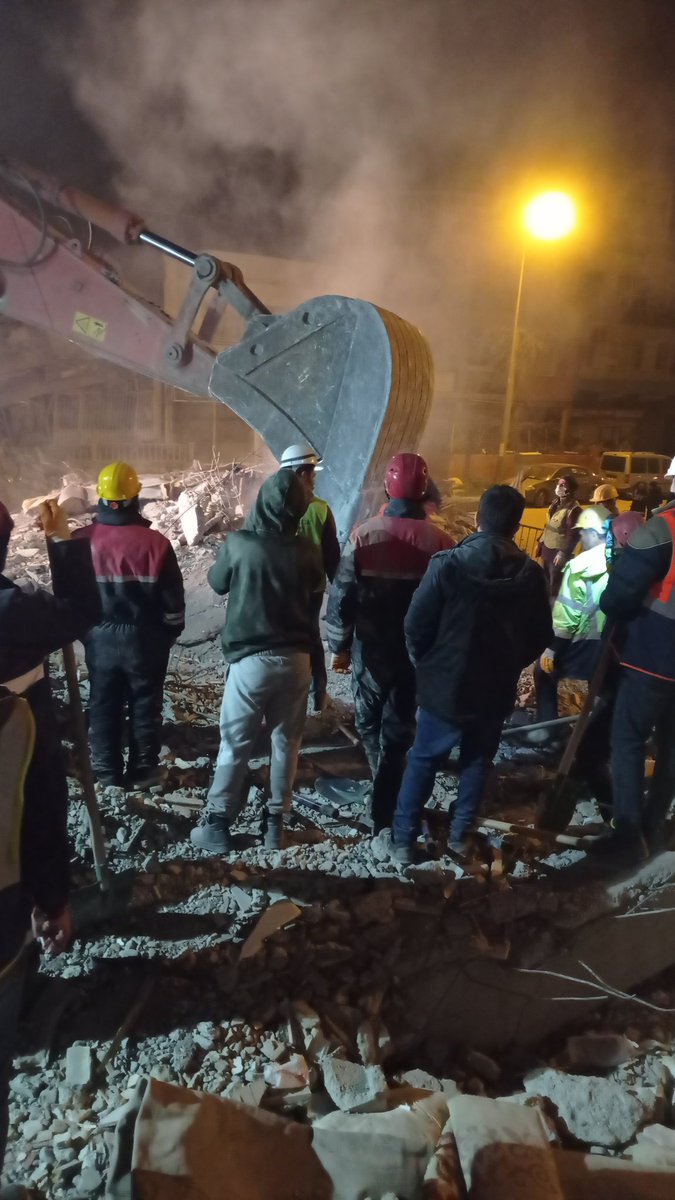 onur29557976's tweet photo. Haluk abi Hatay İskenderun Da iki tane aracımız da delici kırıcı kesici iş aletlerimizle bir inşaat teknikeri bir formen  4 tane deneyimli inşaat çalışanıyla bekliyoruz Antakya yada başka bölgelere  giriş yapamıyorum yardımcı olursan sevinirim@haluklevent @OguzhanUgur @oguzhankoc https://t.co/1oI9rVKTY0