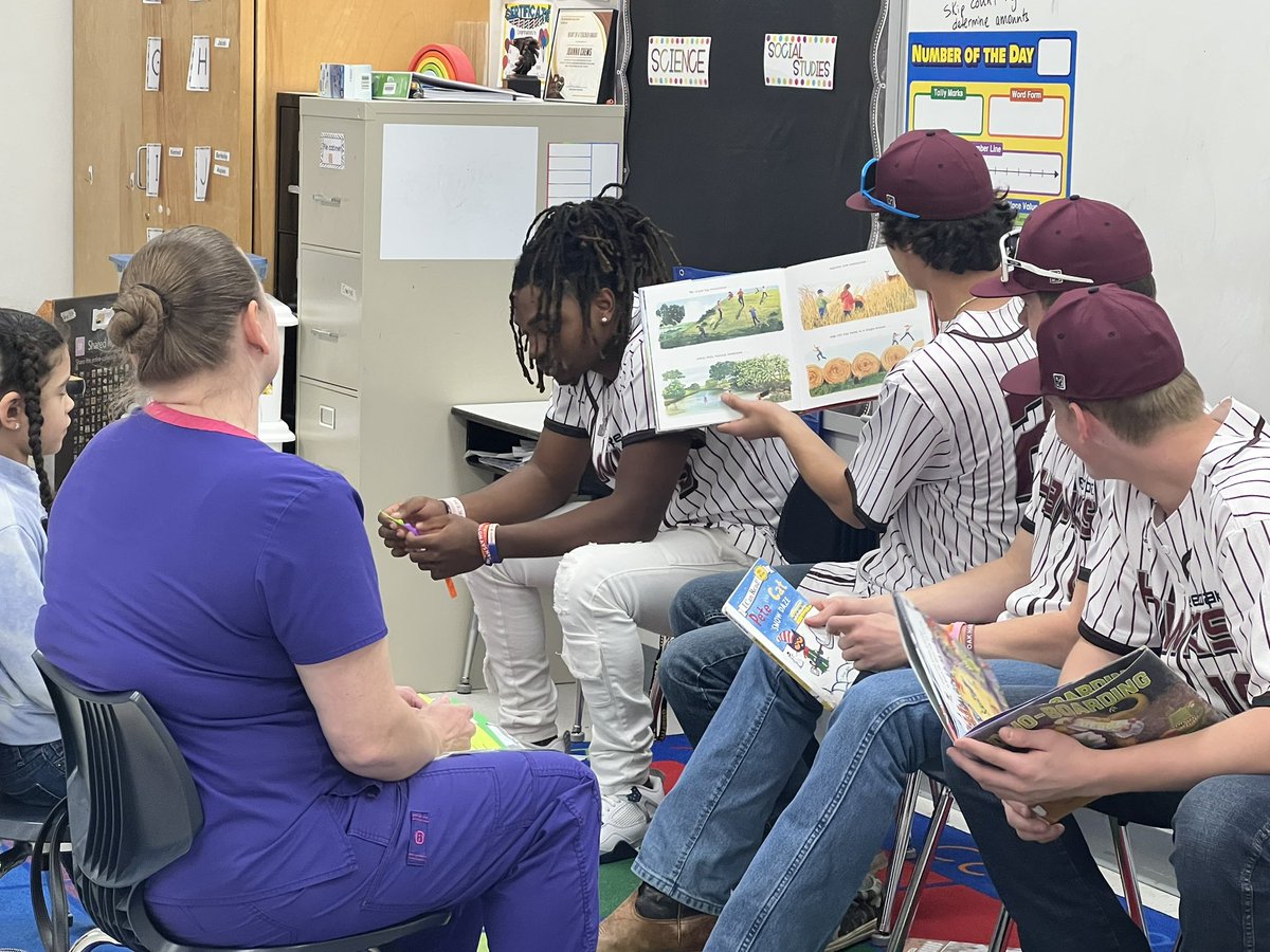 ROHSBaseball's tweet photo. Thank you @SchupmannROISD for allowing our guys to come read &amp; participate in learning activities for “Night of Family Literacy”

Great to see the youth of Red Oak so excited to learn! https://t.co/SZgTQOG4EY
