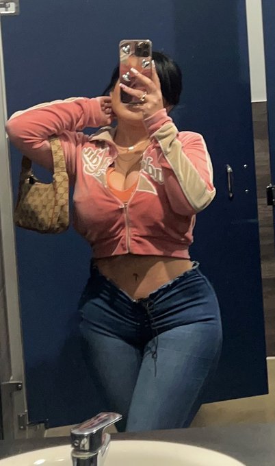 2 pic. my pussys wet right now https://t.co/Iv9DeQpicd