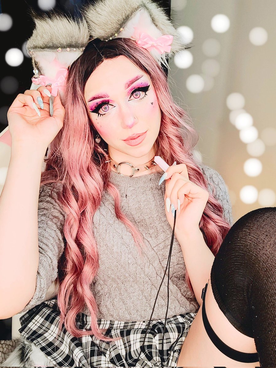 Rosei_Quartz's tweet photo. 🥀Going to take a streaming break this month 🎮 I'll be off tomorrow, one stream on Monday and then off on the Wed/Friday. 

Thank you to @PurpleMegalodon for the raid this week. Always love seeing your community drop in 🦈💜

#twitch #streambreak #houseofquartz https://t.co/ZjO3RGbtfZ