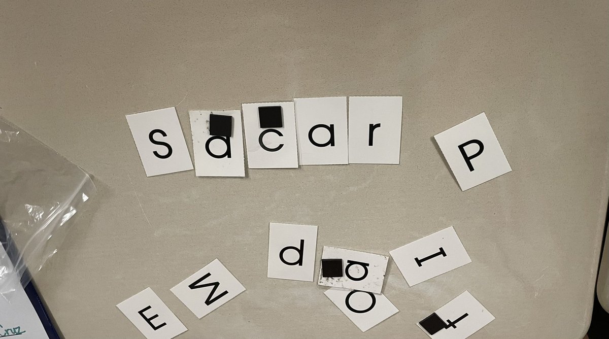 LaMaestraDavis's tweet photo. Life as a TWI reading interventionist. Co-teaching with @herrera01twi in 1st grade. Using elkonin boxes, letter tiles, and syllable organizers with 1st and 2nd grade. #duallanguage #somosbilingües #wearestony @dist126_stony https://t.co/vyARZt2HZm