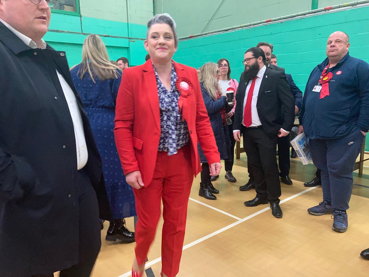 Labour candidate just arrived. Lots of activity across the hall now. Noise is rising. Interviews left, right and centre. Busy. #WestLancashire