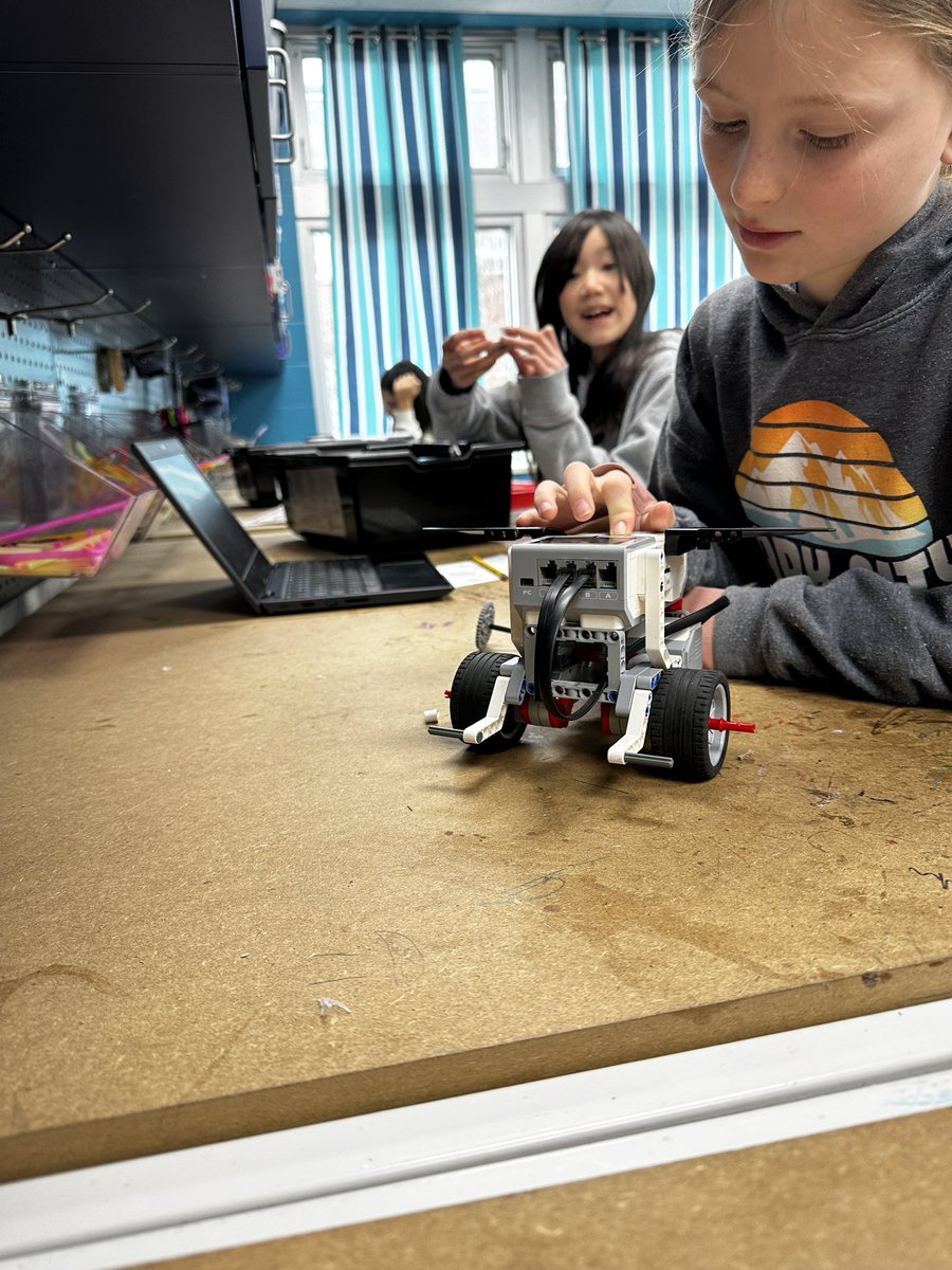JackieOBrien1's tweet photo. IHES 5th graders showing perseverance while programming their Lego Mindstorms robots. @IHElementary #IHPromise #IHES_STEM #IHESiLab https://t.co/AiQBAXtZ76