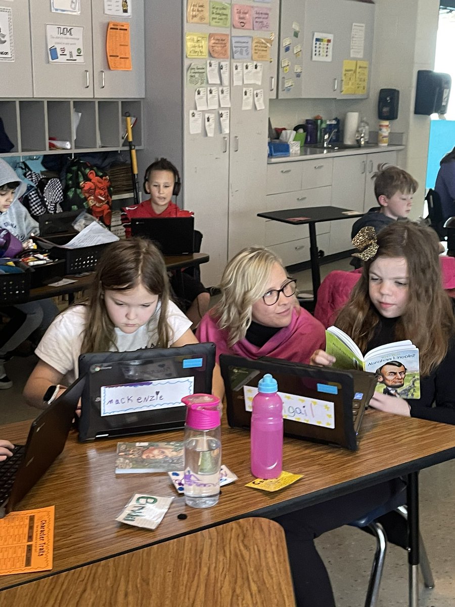 cheetahstweet's tweet photo. We really enjoyed having so many guests from across #WEareLakota and Central Office Curriculum Depart. for a Learning Tour around Cherokee this week!  Some of our @6Cheetahs welcomed them. Our guests were impressed!! Thanks for visiting! #cheetahpride #WEchooseLakota https://t.co/8jdKzbDRnU
