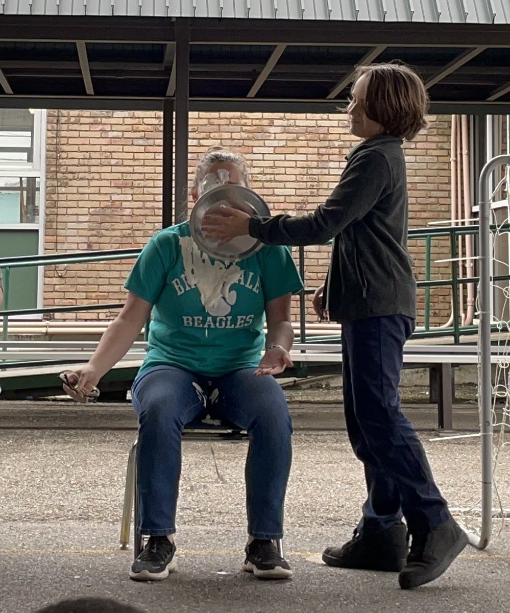 LoraPertuit's tweet photo. These pics say it all ❤️ @BridgedaleElem @JPschools https://t.co/WHaT37HyHZ