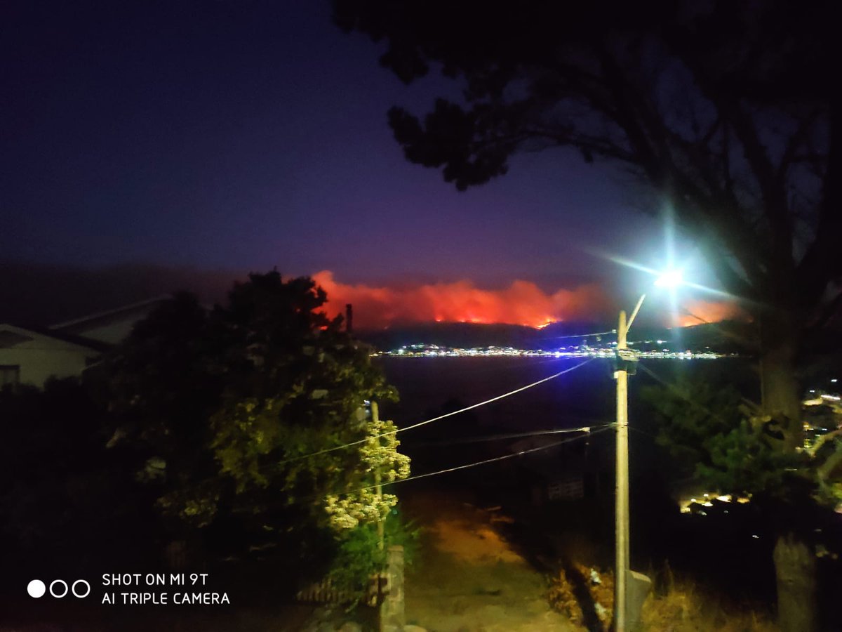 flerzund's tweet photo. Esa foto me comparten, #Dichato desde #Coliumo #IncendiosForestales #IncendioForestal #Chile #EmergenciaBiobio #Biobio https://t.co/JS69Xs8yP4