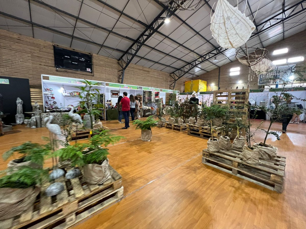DPPRanco's tweet photo. Al finalizar la jornada, el #DPPRanco #AlejandroReyesCatalán participó junto a alcalde Miguel Meza y autoridades comunales y regionales en inauguración de Feria #RancoDiseño2023, organizada por Corporación Cuenca del Lago Ranco, #MuniLagoRanco y cofinanciada por el #GORELosRíos https://t.co/lq4hiDxiIw