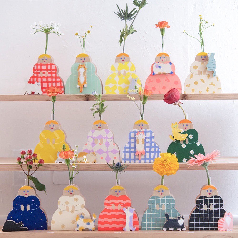 こんにちは❄️ギャラリードゥーディマンシュです。お出かけの際にはあたたかくして、お足元に気をつけてくださいね

「お気に入りのねこ展」より今日はアーティストとして活躍するAKIYOさん <a href="/AKIYO_manmaru/">AKIYO</a> による一輪挿しを🌷

それぞれの愛猫とハッピーな時間を過ごすファビュラスガールたちです🐈