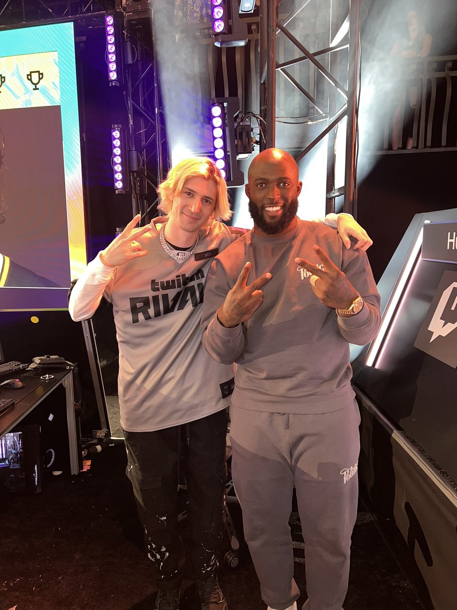 _fournette's tweet photo. Best duo in the world @xQc https://t.co/0YvQVpsz8E