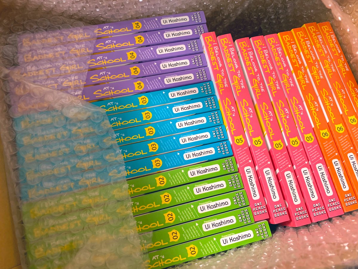 ui1059's tweet image. KADOKAWAさんから荷物来てなんぞ……？？と思ったらパシ恋英語版の見本誌でしたね　カラフルでかわいいなこうして見ると