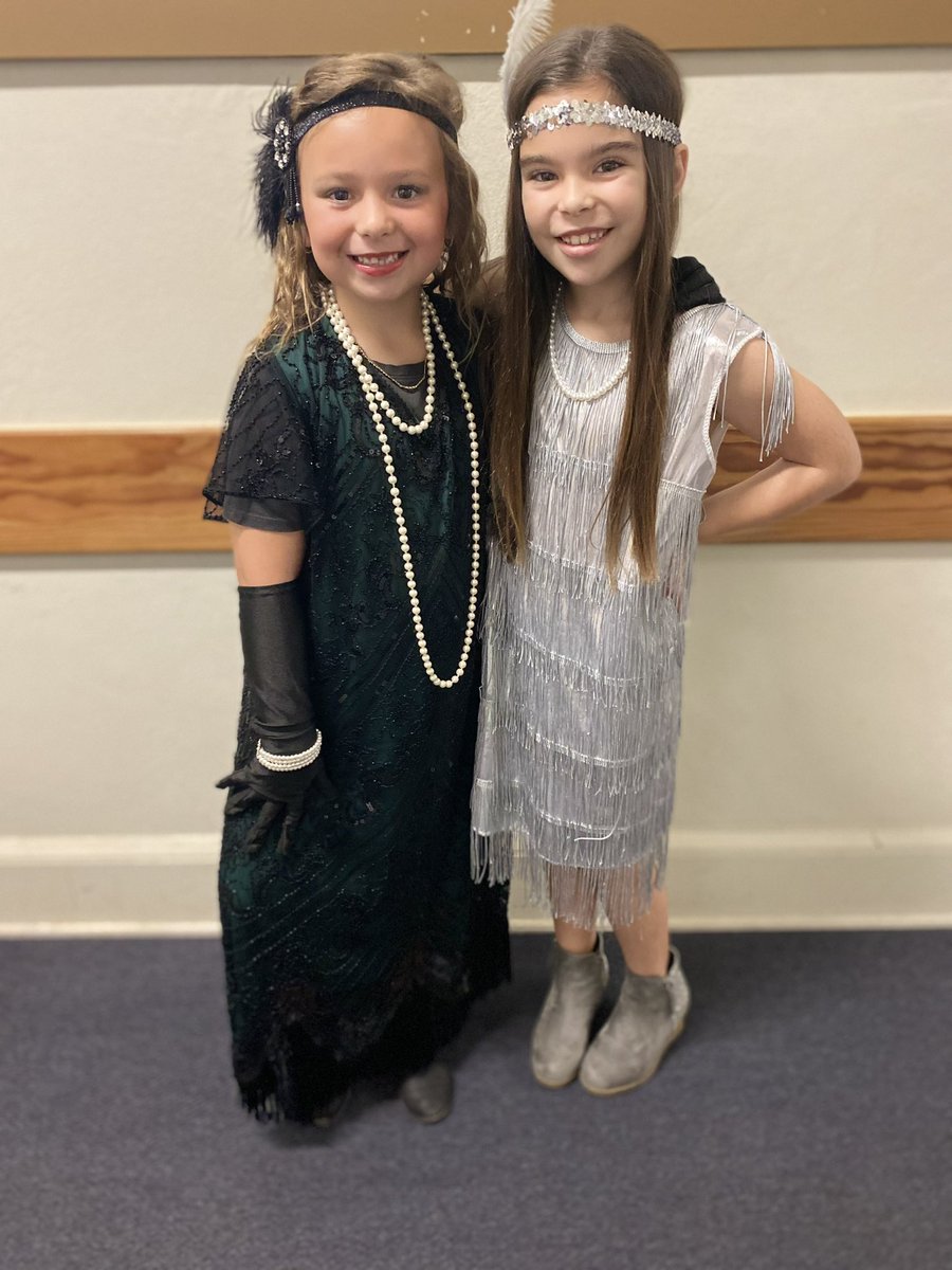 teammorrison112's tweet photo. The 100th day of school calls for us to take it back a hundred years to the 1920s! #reallifeofkendall #theOC #roadrunnerlife https://t.co/fPi1LIGlA1