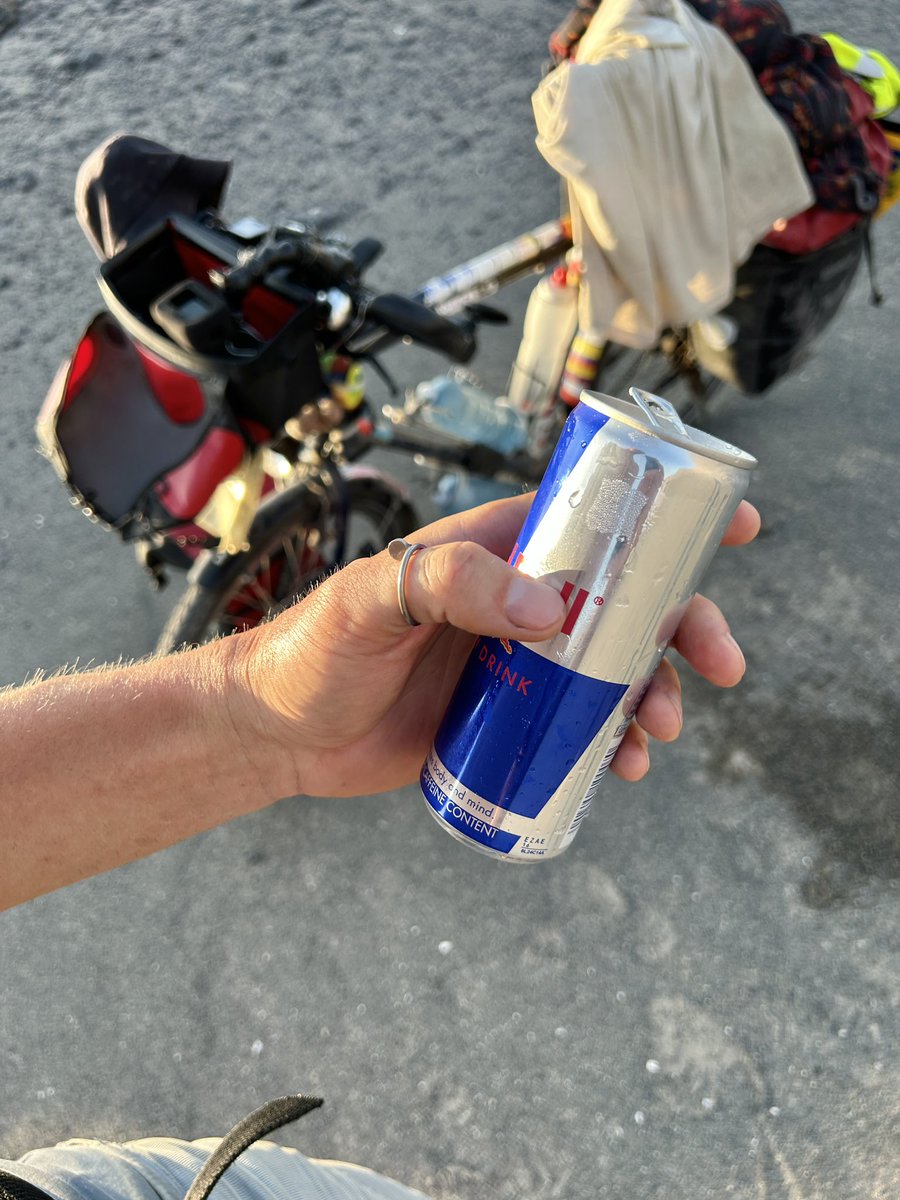 thomas2508's tweet photo. Endlose Straßen und eine nette Bekanntschaft.🇨🇱🚴🏾‍♂️👌 

#G9toAmerica #Tag36 #76km https://t.co/XkF4P3x1fZ