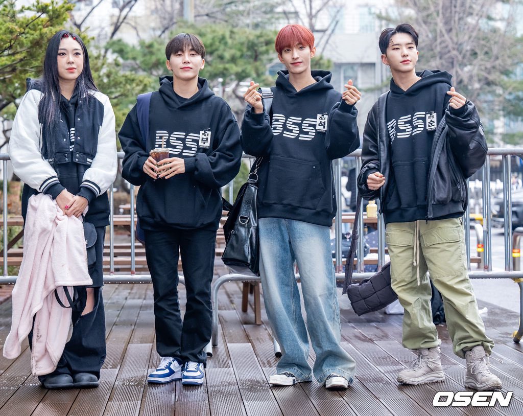 [사진]부석순,'영지와 함께' (출처 : OSEN | 네이버 TV연예) naver.me/ID1DJ7IC 

#세븐틴 #SEVENTEEN #セブチ #승관 #SEUNGKWAN #スングァン #夫胜宽 #부석순 #BSS #SECONDWIND #파이팅해야지 #BSS_Fighting