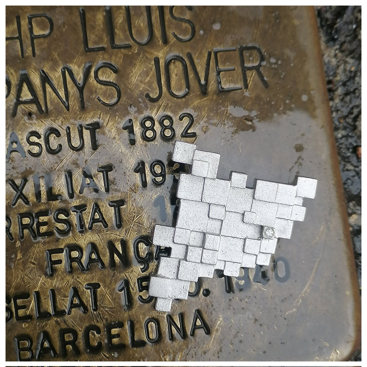 JoiaCat's tweet photo. LLAMBORDA HOMENATGE A LLUÍS COMPANYS. 
https://t.co/zz42ZbbpkF
@JoiaCat
Per tots aquells que estimem Catalunya amb cor i ànima!
#joiacatalunya #joia #Catalunya #cor #ànima #comarques #robí #safir #diamant #or #plata #fetamà #llibertat #noalaguerra https://t.co/6Pjyyiagom