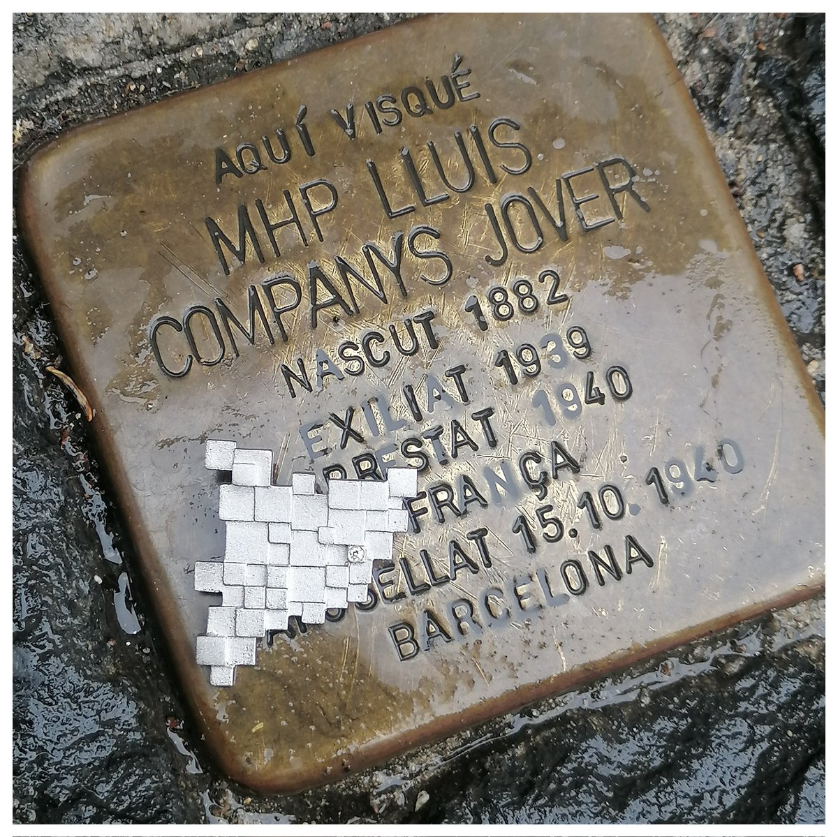 JoiaCat's tweet photo. LLAMBORDA HOMENATGE A LLUÍS COMPANYS. 
https://t.co/zz42ZbbpkF
@JoiaCat
Per tots aquells que estimem Catalunya amb cor i ànima!
#joiacatalunya #joia #Catalunya #cor #ànima #comarques #robí #safir #diamant #or #plata #fetamà #llibertat #noalaguerra https://t.co/6Pjyyiagom