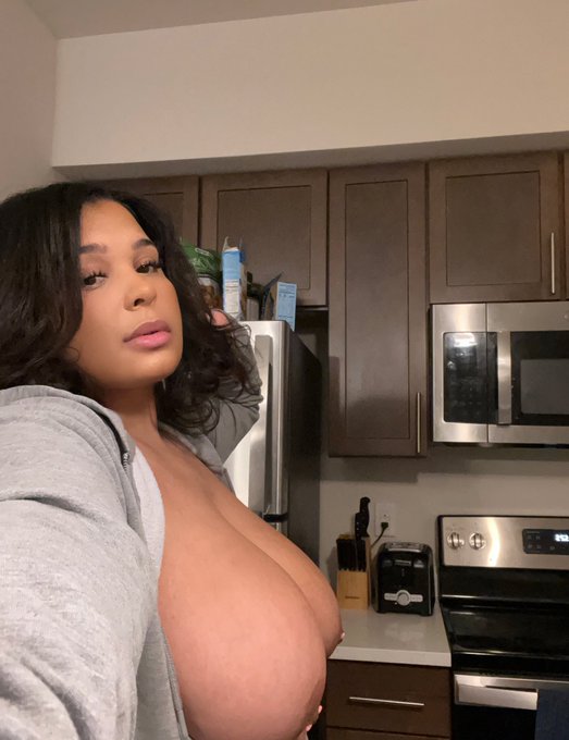 What&rsquo;s ur fav snack ? https://t.co/bHecpcdSYB