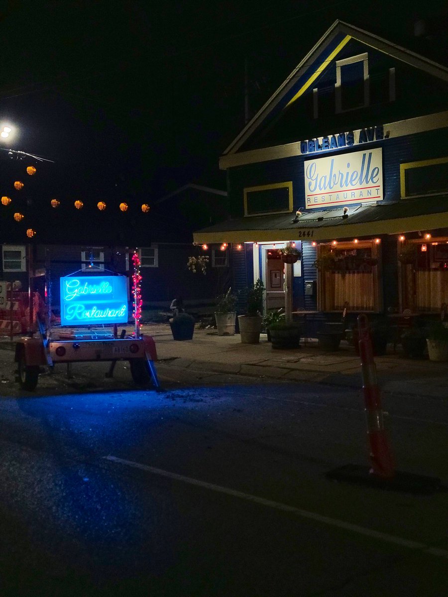 GabrielleRest's tweet photo. Can’t beat ‘em? Join ‘em!! #signs #CityofNO #fog https://t.co/QKczLaiqbU