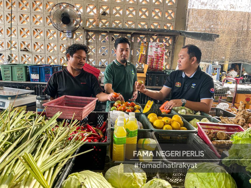 PerlisFama's tweet photo. 9 Februari 2023 | Pemantauan En Mohd Sharizan Bin Mansor, Pengarah FAMA Negeri Perlis berkaitan isu semasa di Pasar Awam Simpang Empat dan Pasar Tani Kekal Simpang Empat.

#famadihatirakyat
#famanegeriperlis
#MAFSMalaysia
#cukupdanterjamin
#TeamMAFS https://t.co/JRVWlUIl4k