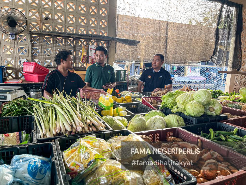 PerlisFama's tweet photo. 9 Februari 2023 | Pemantauan En Mohd Sharizan Bin Mansor, Pengarah FAMA Negeri Perlis berkaitan isu semasa di Pasar Awam Simpang Empat dan Pasar Tani Kekal Simpang Empat.

#famadihatirakyat
#famanegeriperlis
#MAFSMalaysia
#cukupdanterjamin
#TeamMAFS https://t.co/JRVWlUIl4k