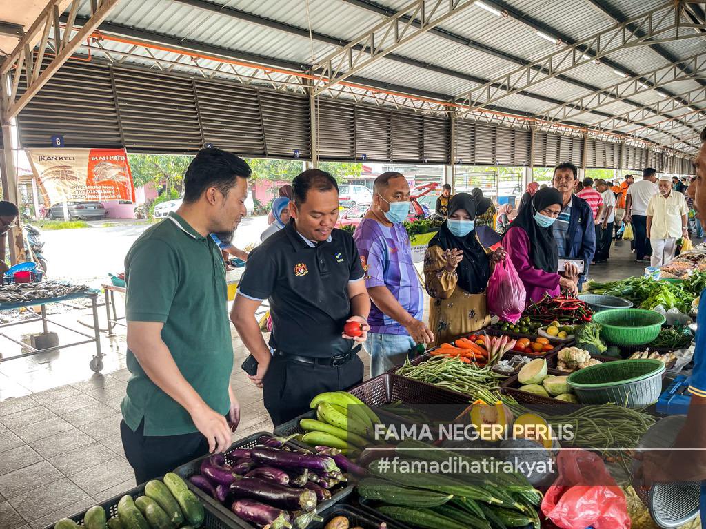 PerlisFama's tweet photo. 9 Februari 2023 | Pemantauan En Mohd Sharizan Bin Mansor, Pengarah FAMA Negeri Perlis berkaitan isu semasa di Pasar Awam Simpang Empat dan Pasar Tani Kekal Simpang Empat.

#famadihatirakyat
#famanegeriperlis
#MAFSMalaysia
#cukupdanterjamin
#TeamMAFS https://t.co/JRVWlUIl4k