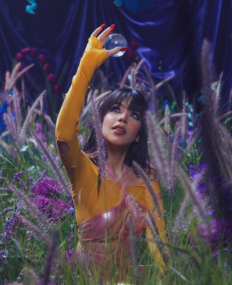 sprkfIyss's tweet photo. Kenia OS as Taylor Swift; a thread https://t.co/B7Zxjmz9Sb